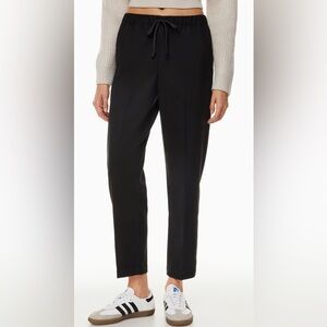 Aritzia Babaton Jimmy Pant
Size Small
Black Crepe 
Excellent Condition